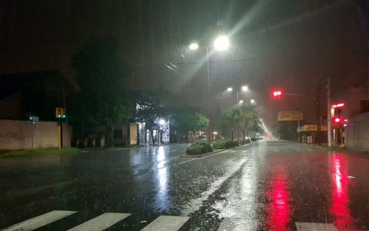 Una Torrencial Lluvia Con Rel Mpagos Sorprende En La Noche Santiague A