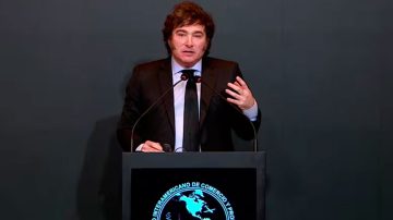 Ante empresarios, Milei defendió el tipo de cambio y criticó duramente a economistas