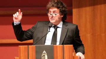 Milei, incomprensible: “Si alguien se va a morir de hambre va a decidir de alguna manera para no morirse”