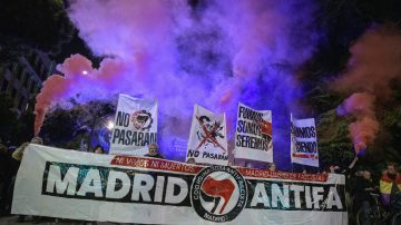 Javier Milei es recibido en Madrid con fuertes protestas “antifascistas”