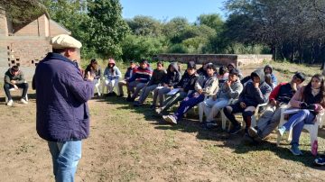 Alumnos del Puestito de San Antonio recibieron una actualización técnica apícola en la Semana de la Miel