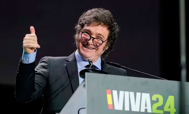 Tras el escándalo, Milei regresó de España y dijo estar “surfeando un mar de lágrimas socialistas”