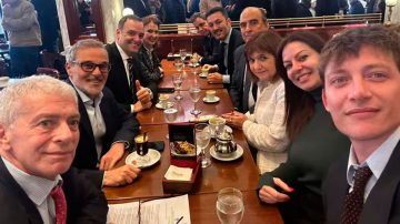 Muestra de unidad: Francos tuvo una reunión informal con los ministros en un bar de Plaza de Mayo