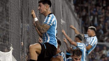 Racing festejó en el descuento y sigue en la cima