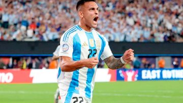 Argentina venció a Chile sobre el final y está en cuartos