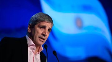 Caputo anunció desembolso de USD800 millones del FMI y anticipó la salida del cepo cambiario