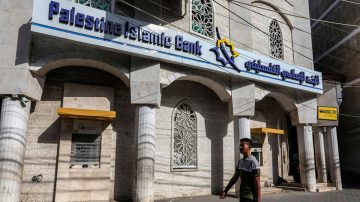 Roban al menos 120 millones de dólares de bancos de Gaza