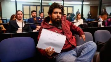 Sabag Montiel mostró un cartel donde asegura estar secuestrado durante el juicio por el atentado a CFK