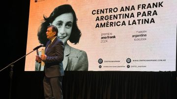 Zamora recibió el premio “Ana Frank” en nombre de Santiago del Estero