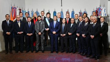 Con la presencia de Zamora, el presidente Milei firmó el Pacto de Mayo con 18 gobernadores