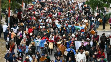 Una nueva Marcha de los Bombos llenó de color y alegría la Madre de Ciudades