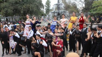 La Acción Teatral Urbana animó la ciudad como parte de los festejos por el cumple de Santiago