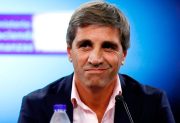 Luis Caputo lanzará una batería de medidas para reactivar la economía y apunta a un mes clave