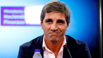 Caputo: “La gente va a tener que vender dólares para pagar impuestos y el peso va a ser la moneda fuerte”
