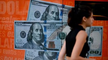 Tras las medidas del Gobierno, bajó el blue pero subió el riesgo país