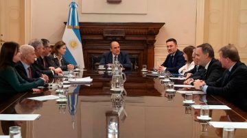 El Gobierno acusó a “operadores” por la suba del dólar blue y volvió a defender el plan económico