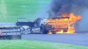 Desesperante momento en el Turismo Carretera: se prendió fuego el auto de Gastón Mazzacane