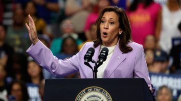 Denuncian que la campaña de Kamala Harris manipula titulares de noticias