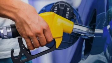 Mañana baja la nafta: cuánto costará cargar combustible en YPF desde octubre