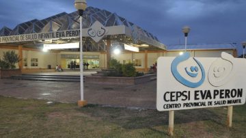 Camioneta embistió a una pareja que viajaba con dos hermanitos: están graves en el Cepsi