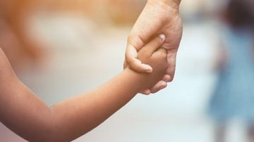 Lucía tiene 10 años y busca a su familia en el interior de Santiago del Estero