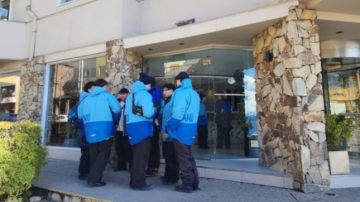 Un estudiante cayó del sexto piso del hotel en Bariloche y está grave