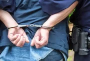 Detienen a un hombre que agredió a su mujer y a su pequeña hija en plena vía pública