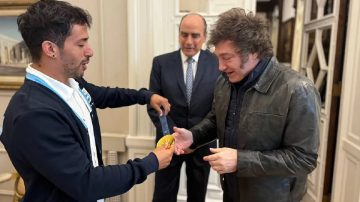 Milei recibió a “Maligno” Torres y mostró la medalla en el balcón