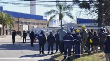 Rosario: Lo despidieron y estrelló una avioneta contra la empresa