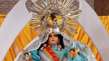 Santiago del Estero honra a la Virgen de Urkupiña: fe, billetes y chaya de autos detrás de la advocación