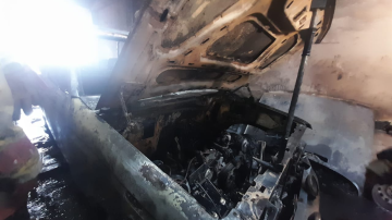 Fotos: incendio en un taller causó pérdidas totales en tres autos