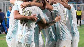 Atlético Tucumán amargó a Racing y quedó como escolta