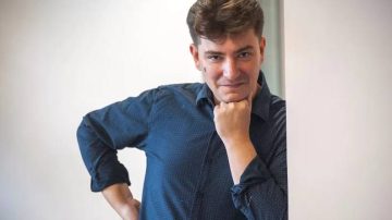 Ariel Tarico con Info del Estero: “La radio es mi pasión, pero siento que en el teatro no tengo techo”