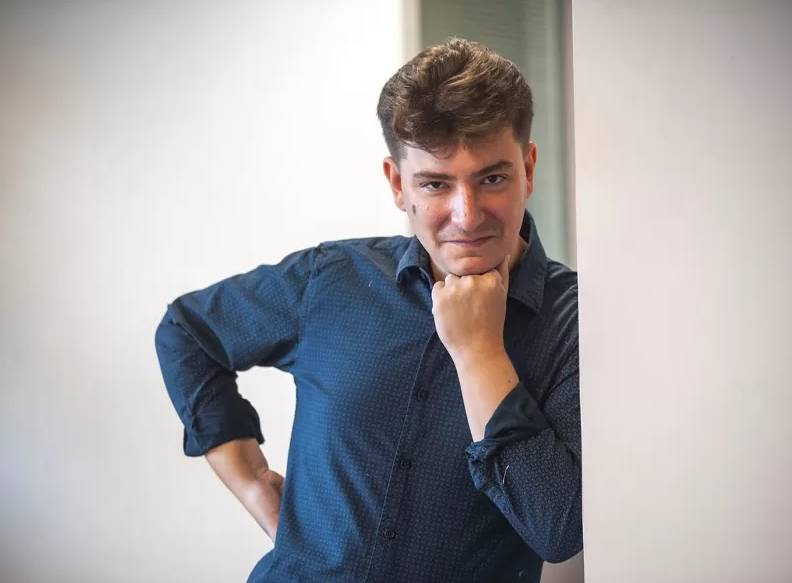 Ariel Tarico con Info del Estero: “La radio es mi pasión, pero siento que en el teatro no tengo techo”