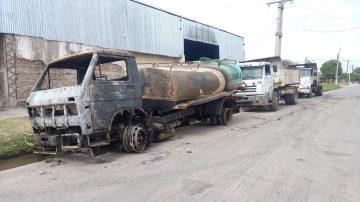 Un voraz incendio destruyó camiones en el taller de la Municipalidad de Clodomira