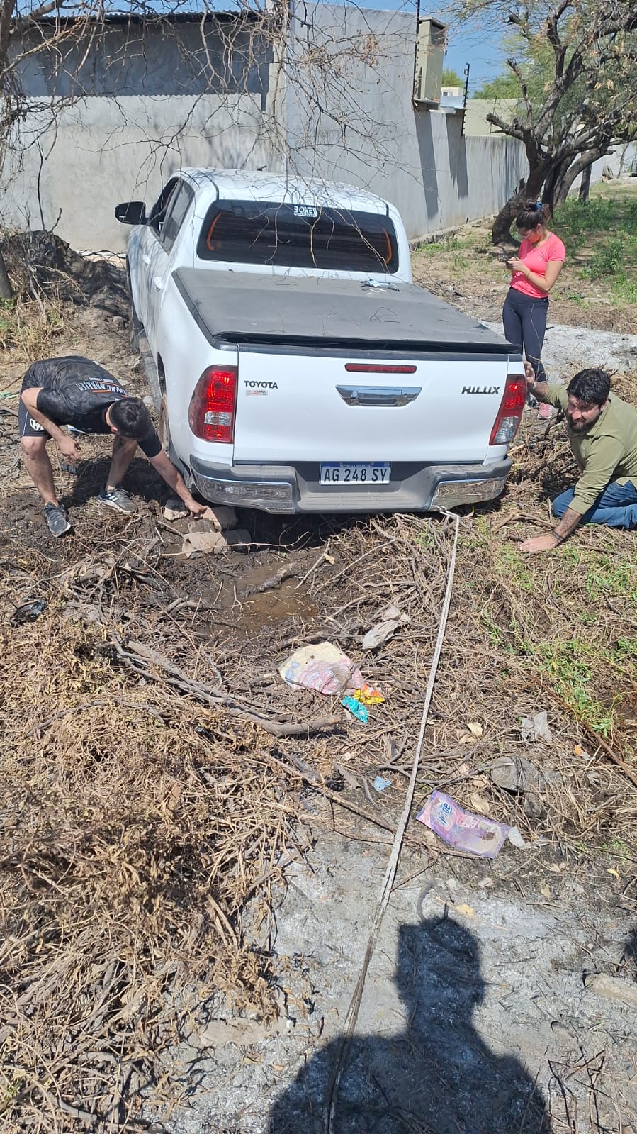 El vehículo fue rescatado por los vecinos. 