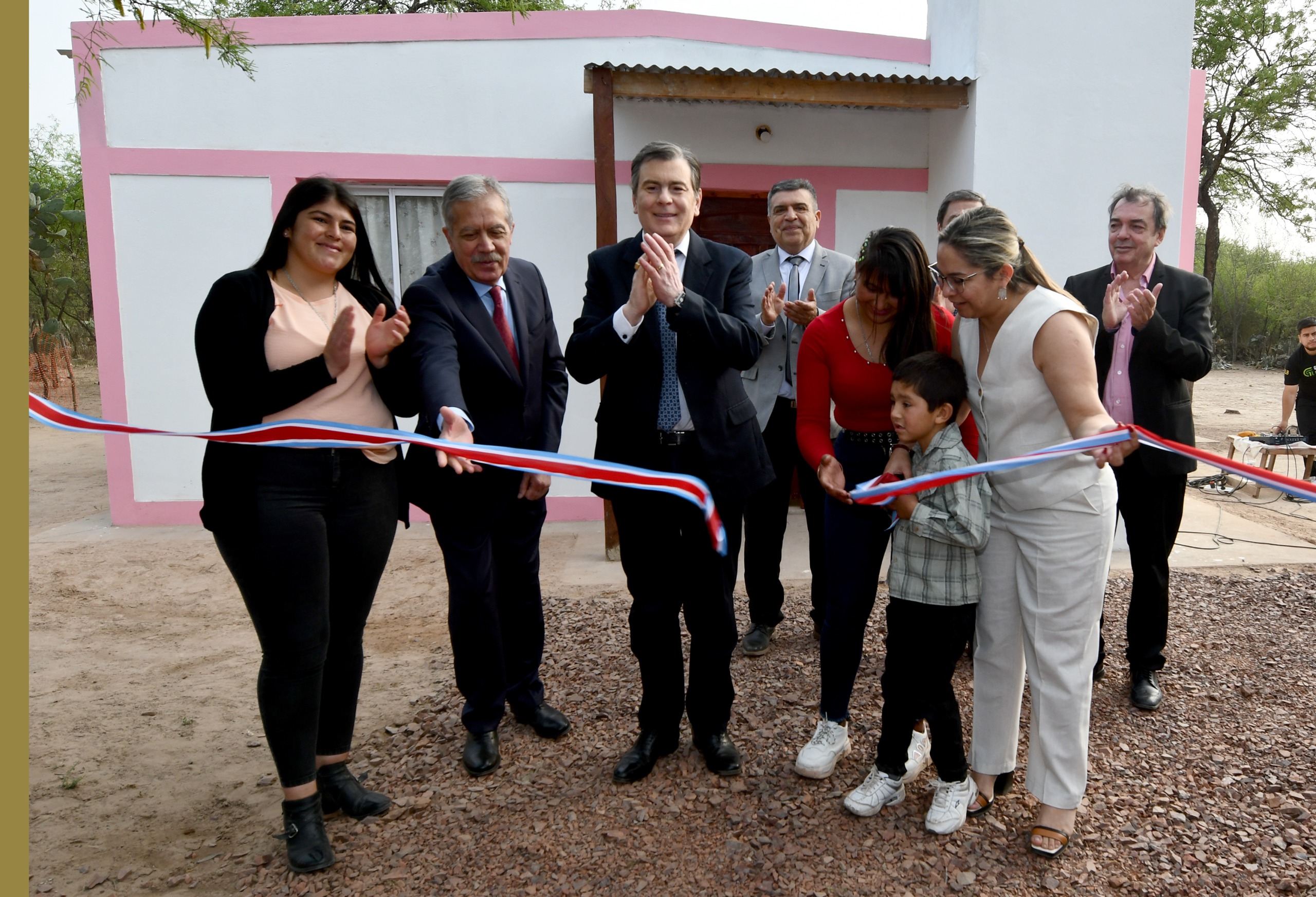 Zamora entregó 13 viviendas sociales. 