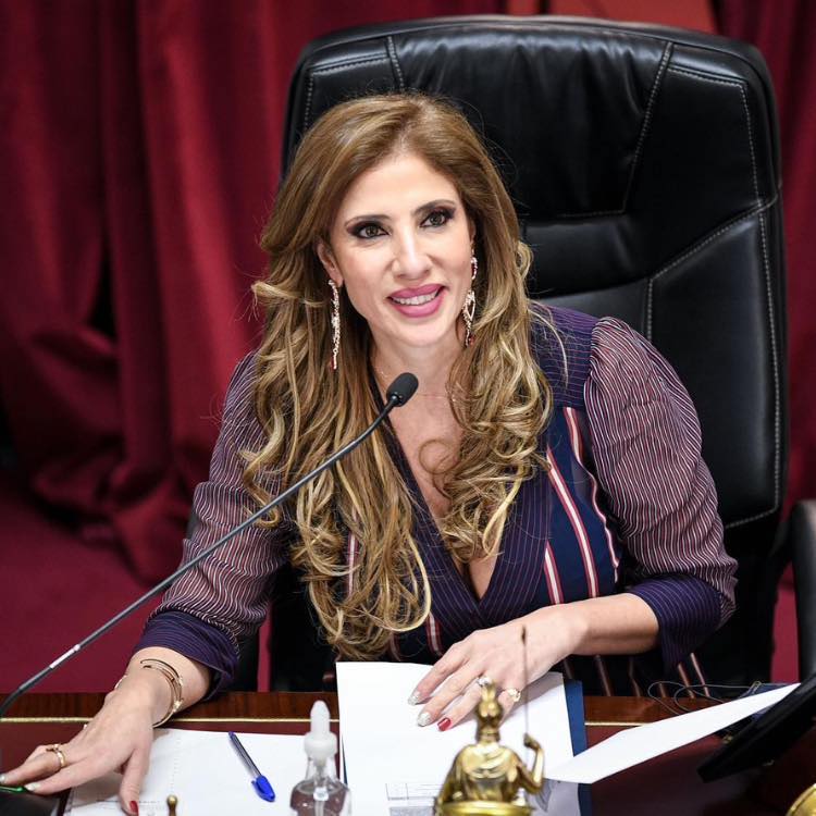 Claudia de Zamora, senadora.