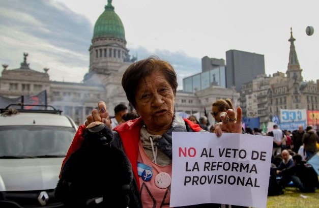 Jubilados frente al Congreso: “Nuestra situación económica es atroz”