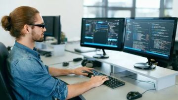 Hoy se celebra el Día Internacional del Programador: el origen de la fecha y dónde estudiar la carrera