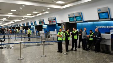 El Gobierno autoriza a pilotos y aeronaves extranjeras para operar vuelos de cabotaje en plena disputa gremial