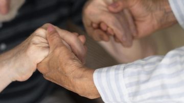 Fallo histórico: un hombre de 76 años adoptó a otro de 61