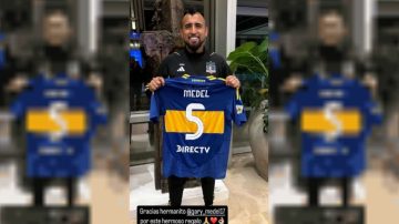 Arturo Vidal ‘chicanea’ a River: llegó al país y posó con la camiseta de Boca