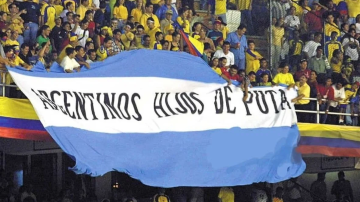 La polémica bandera que desplegaron los hinchas de Colombia: “Argentinos hdp…”