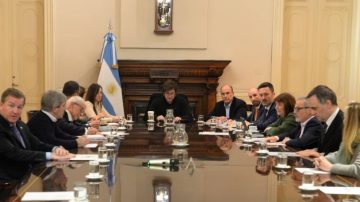 El Gobierno desacelera la ola de despidos en el Estado a pedido de los ministros