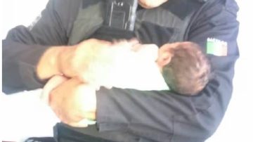 Comisaría Sexta: una mujer llevó a su bebé porque no respiraba y los policías le salvaron la vida