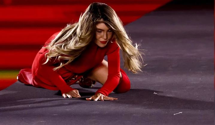 VIDEO. La terrible caída de Belinda en pleno desfile