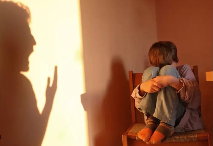 Horror: un pequeño de 10 años fue a la policía a denunciar que su madre y su padrastro lo golpean