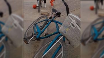 Le robaron la bicicleta a un hombre discapacitado y su familia angustiada pide datos para recuperarla