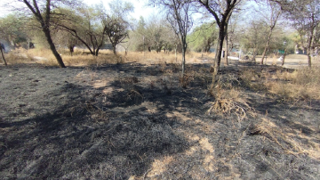 Incendio de pastizales en un barrio privado consumió una bomba y se acercó a las casas